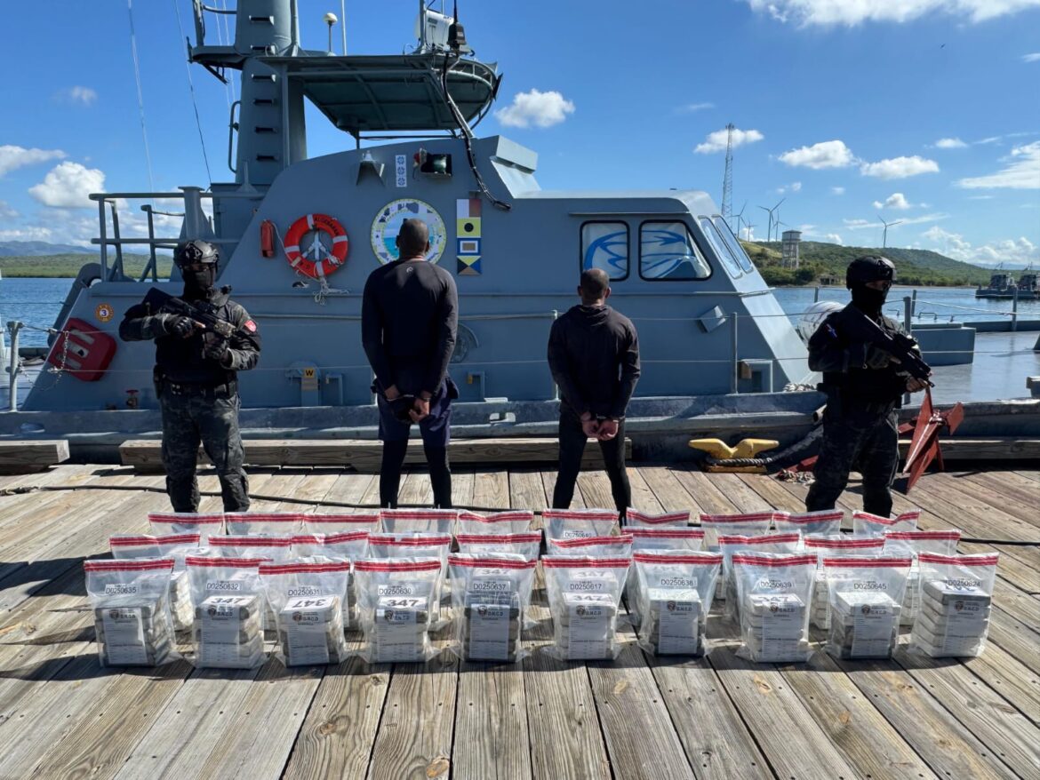 Interceptan lancha con 151 paquetes de droga en Baní