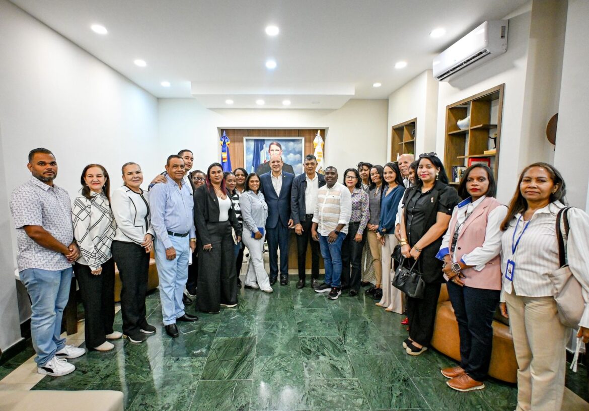 Alcaldía de Santiago recibe delegación de Santo Domingo Oeste para intercambio de experiencias