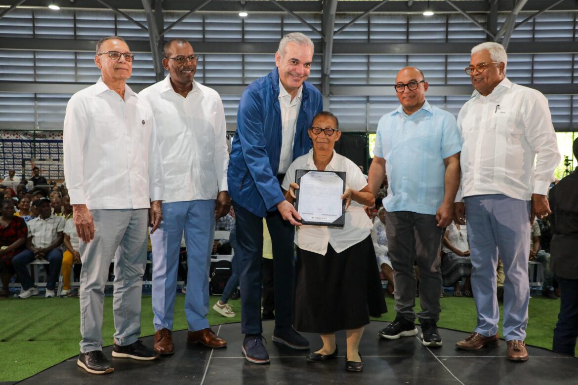 Abinader entrega 2,000 títulos en Los Guandules tras seis décadas de espera