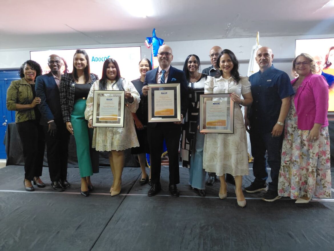 Periodista Milagros Méndez es reconocida por ADOCOC filial Santiago