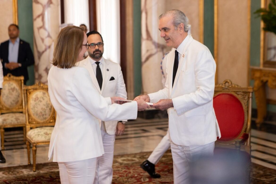Presidente Abinader recibe cartas credenciales de seis nuevos embajadores