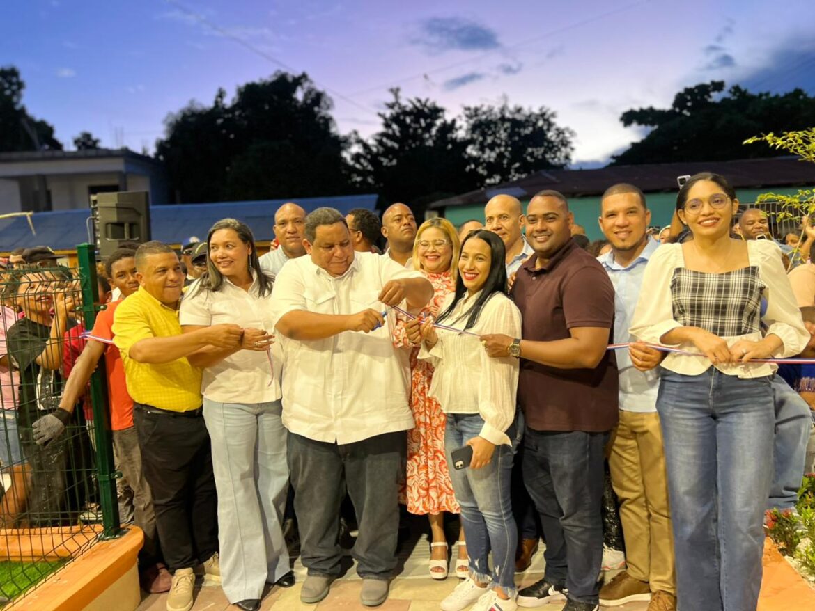Alcalde de Azua entrega parque y lo define como espacio para la familia