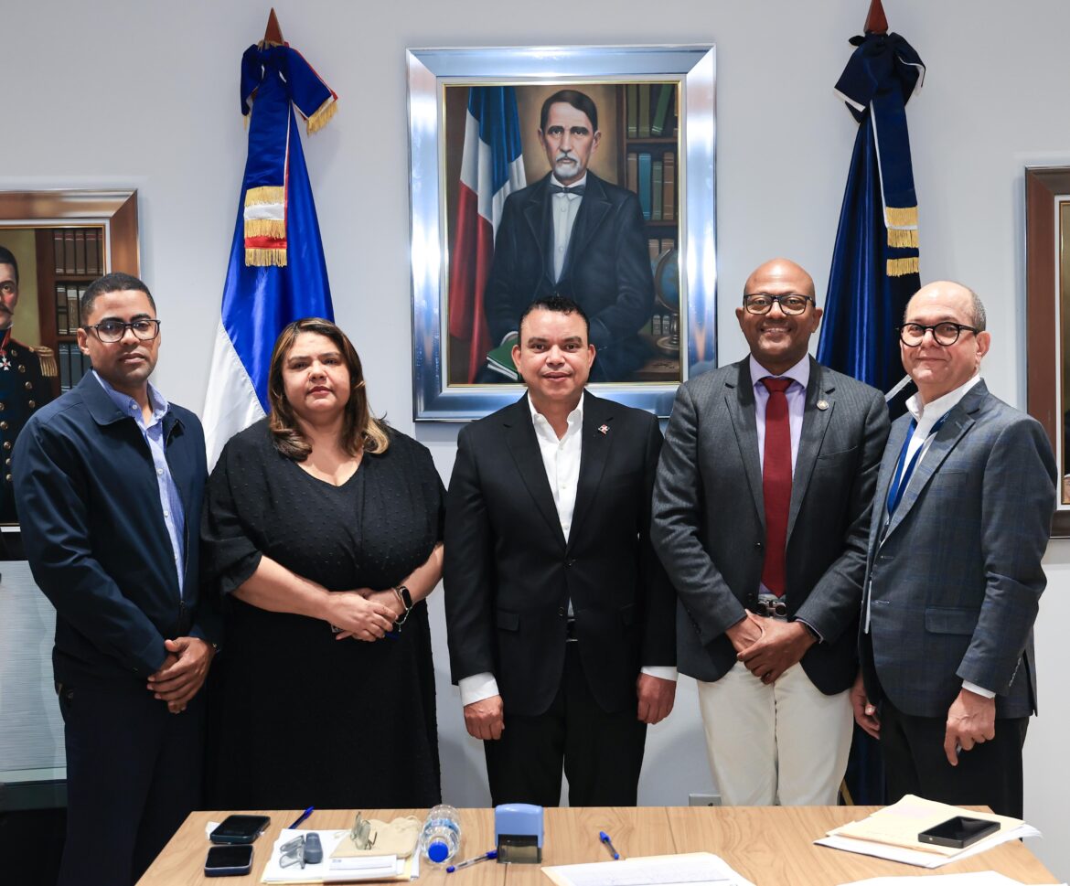 SNS incorpora más de 900 profesionales para reforzar hospitales públicos