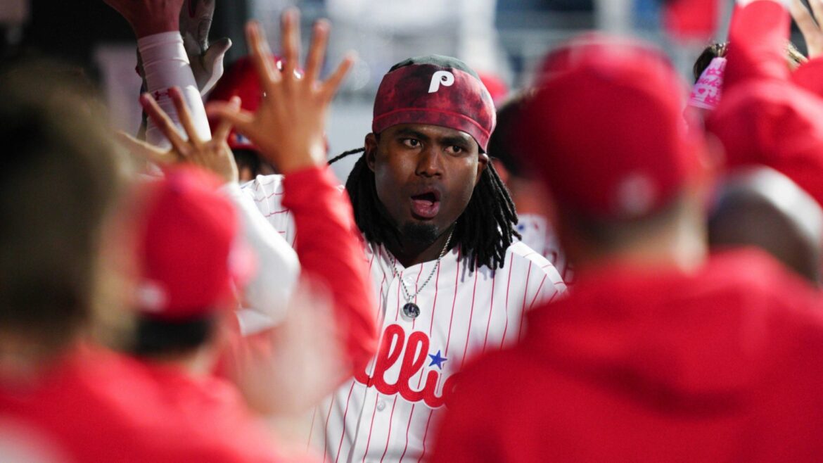 Dominicano Félix Reyes debuta con jonrón en Grandes Ligas