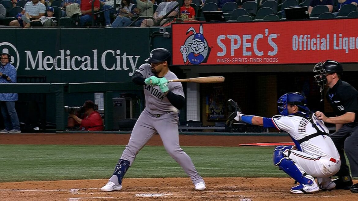Jasson Domínguez sale del juego tras pelotazo en el codo