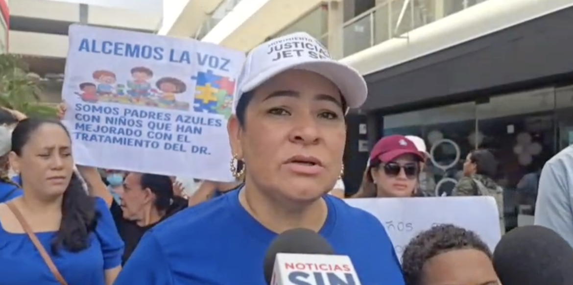 Madres de niños con autismo protestan en Santiago en respaldo al doctor José Ernesto Fadul