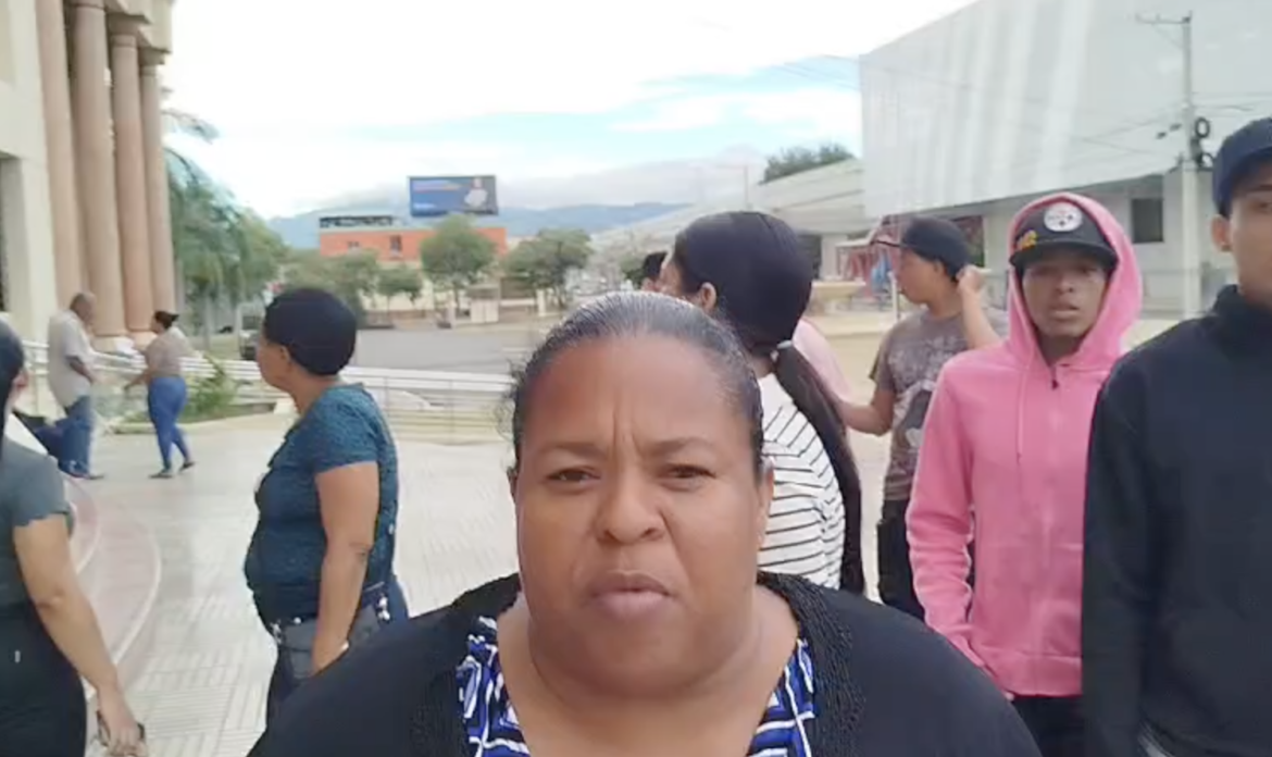 A las afueras del tribunal, familiares y allegados de la víctima reclamaron justicia y exigieron una condena ejemplar contra el imputado.