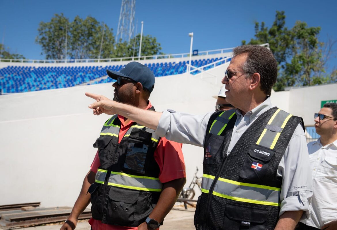 Ito Bisonó supervisa obras del Centro Olímpico y reporta 95% de avance en pabellón de karate