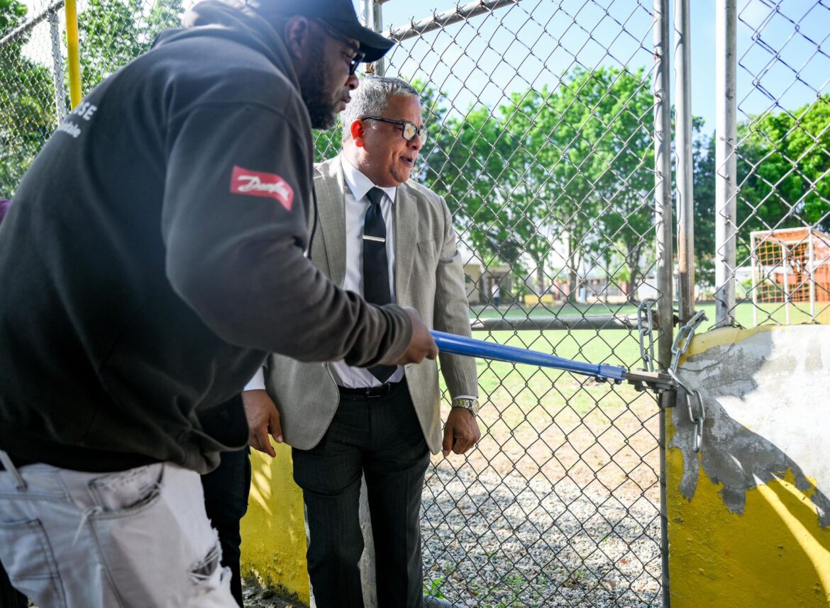 Ayuntamiento de Santiago recupera estadio de béisbol infantil del sector El Despertar