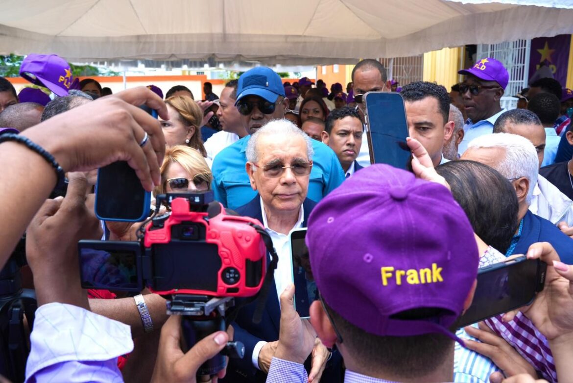 Danilo Medina asegura que el PLD “compite por el primer lugar” y afirma que “la gente se ha dado cuenta de que se vivía mejor”