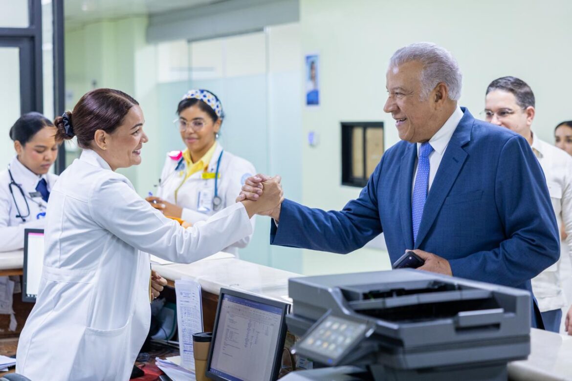 Andrés Bautista, ministro Administrativo de la Presidencia, visita Hospital General Docente de la Policía Nacional