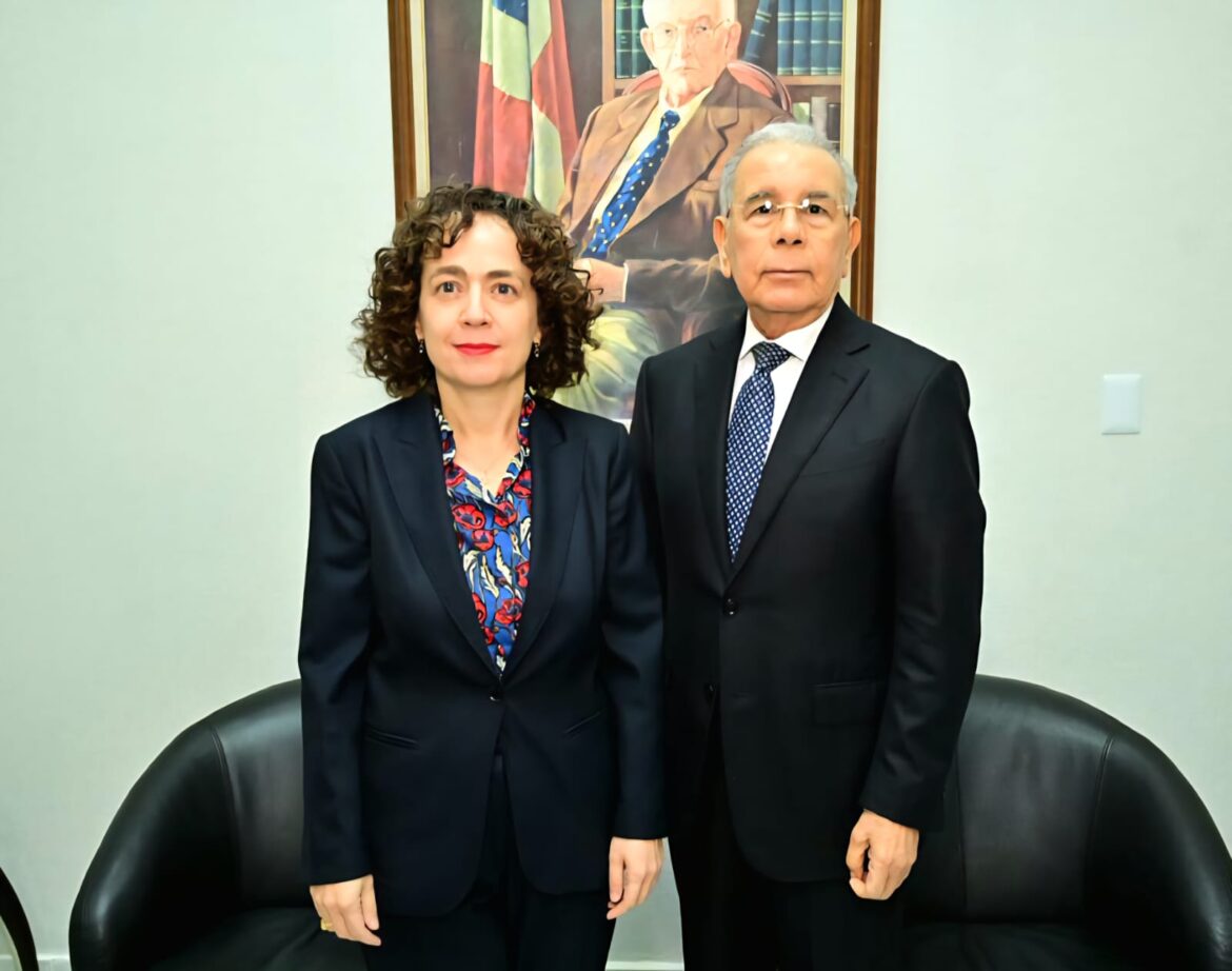 Embajadora de España se reúne con Danilo Medina en oficina presidencial del PLD