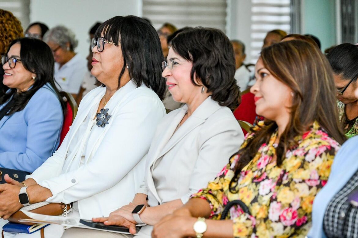 UNMUNDO impulsa liderazgo femenino con taller sobre gestión local en Santiago