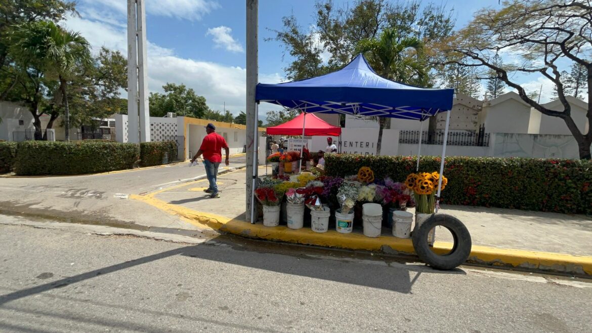 Moverán floristeros para ordenar acceso al cementerio Ingenio Arriba