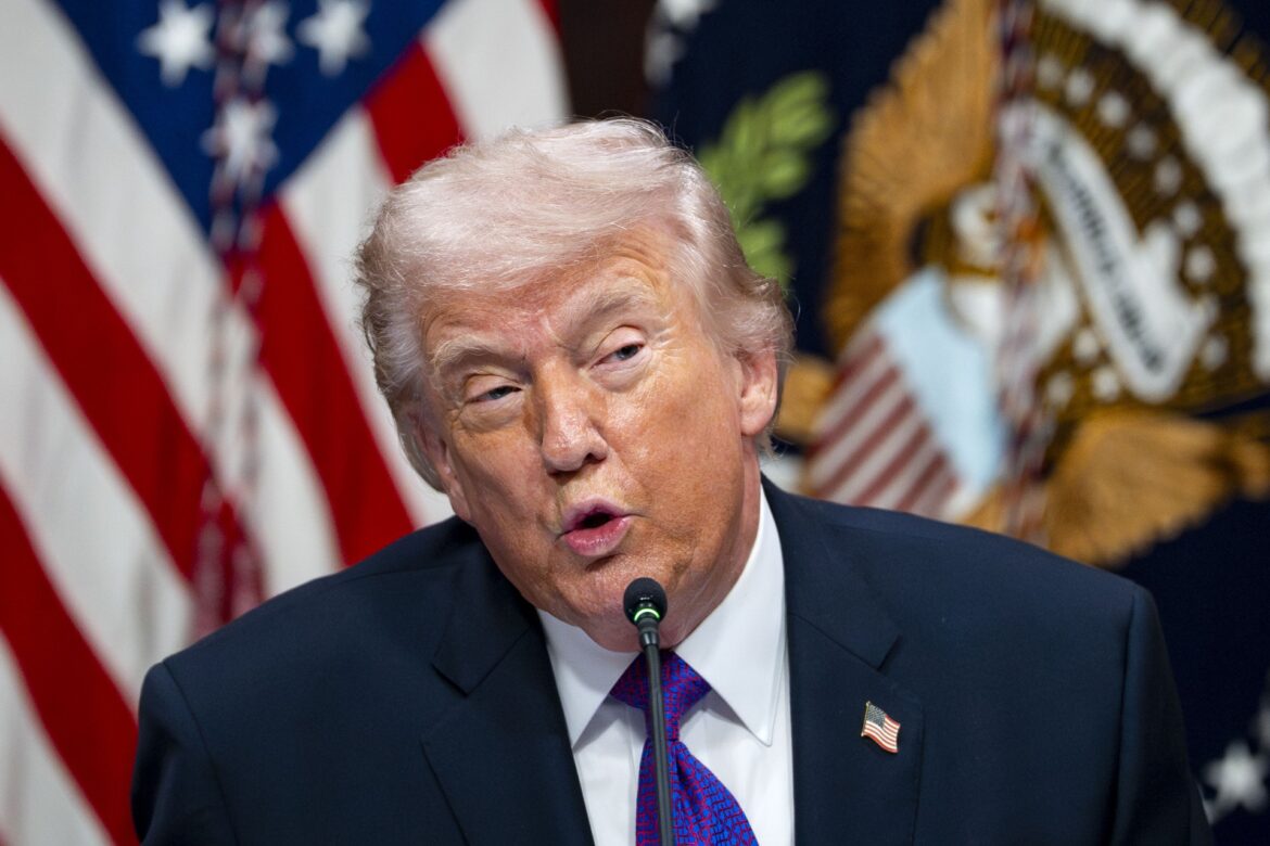 Trump anuncia suspensión temporal del impuesto federal a la gasolina por alza del crudo