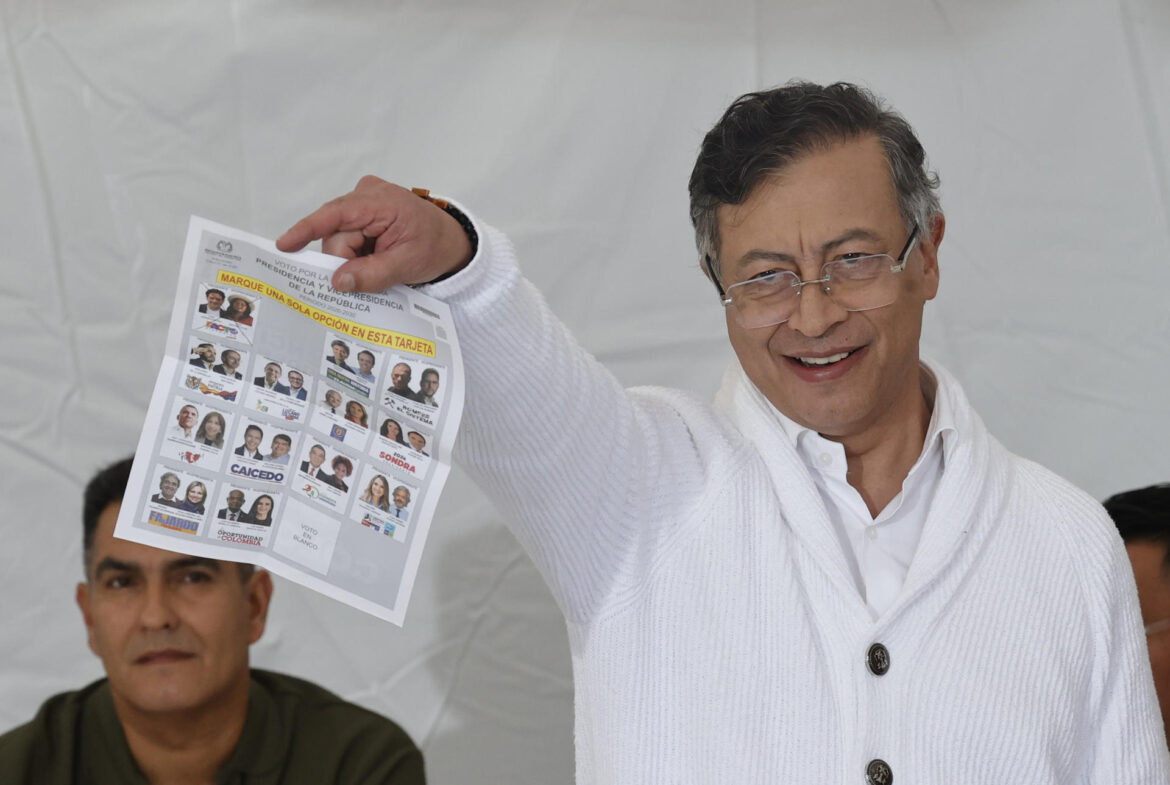 Gustavo Petro vota y niega intentos de perpetuarse en el poder