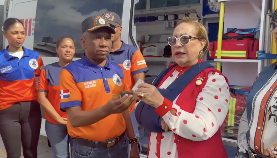 Gobernadora Rosa Santos entrega ambulancia donada por el presidente a la Defensa Civil Santiago