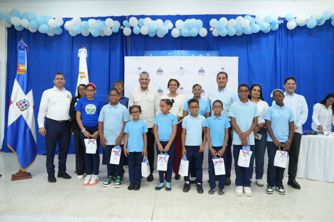 Estudiantes de Samaná reciben lentes correctivos gratuitos