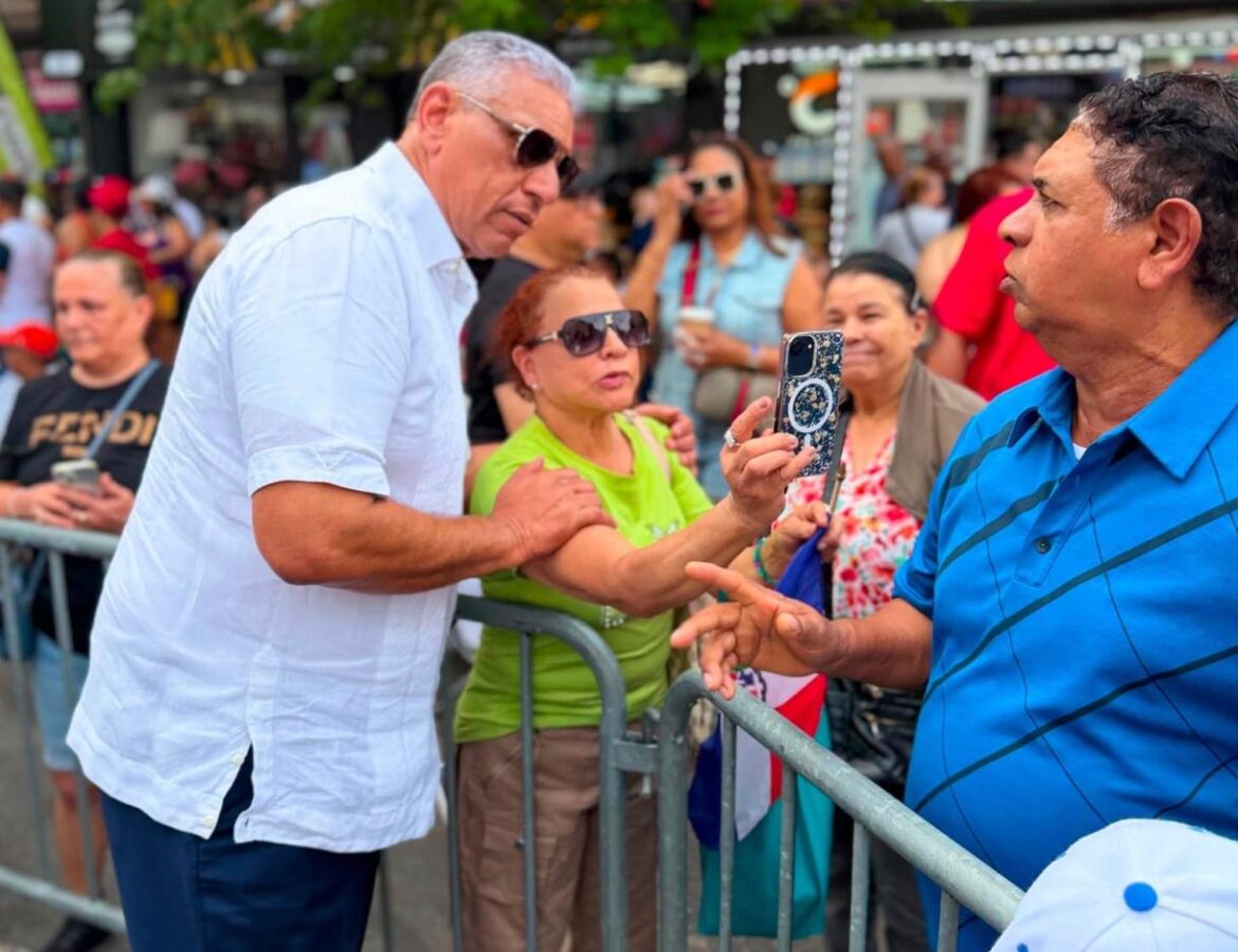 Jesús Vásquez destaca nuevo pasaporte con seguro para dominicanos en el exterior