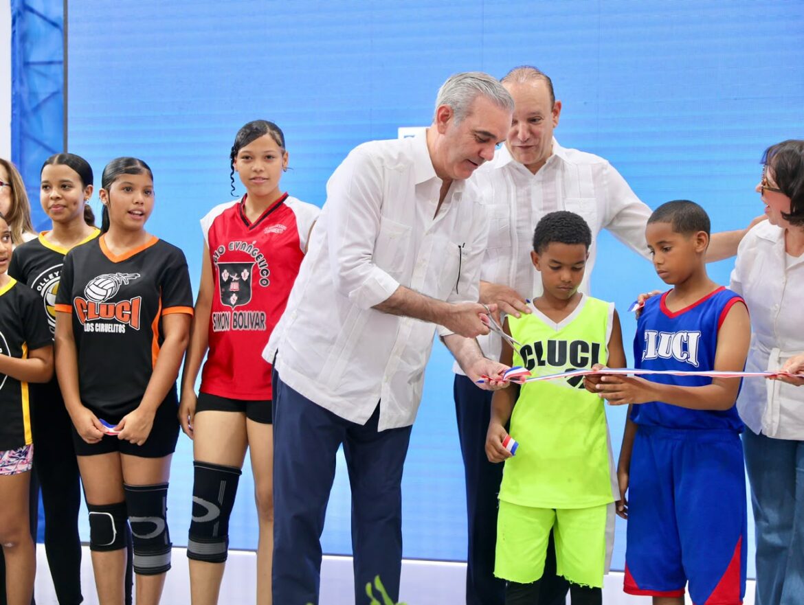 Abinader y Ulises entregan renovado techado deportivo de Los Ciruelitos