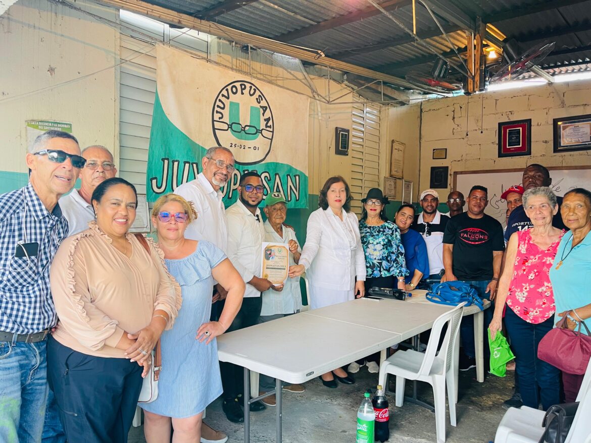 JUVOPUSAN reconoce a Jhonattan Erick por su liderazgo comunitario y aporte al desarrollo social