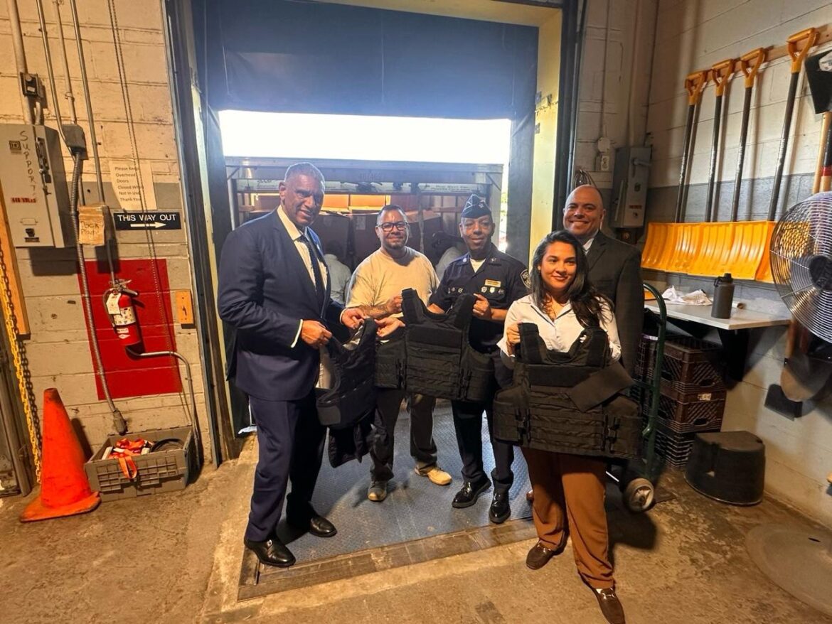 Consulado dominicano en Nueva York recibe donación de 849 chalecos antibalas para República Dominicana