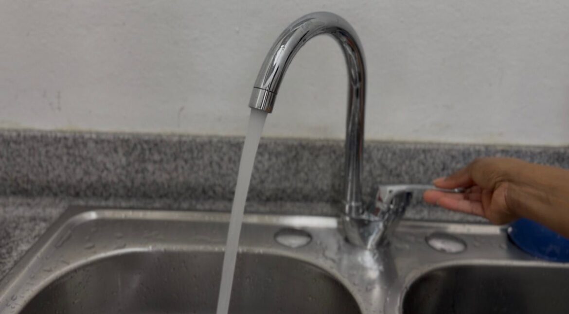 Tras 20 años de precariedades residentes en el Brisol reciben servicio de agua potable
