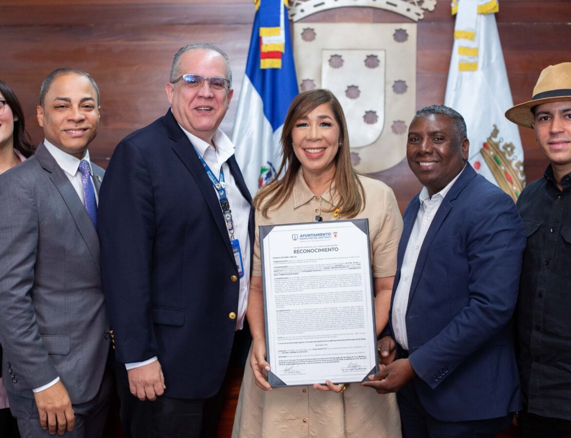 Declaran a la periodista Grisbel Medina como Hija Adoptiva del municipio de Santiago
