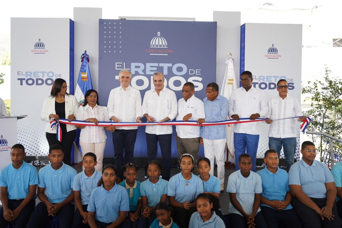 Abinader inaugura techado escolar en Centro Educativo Félix María del Monte