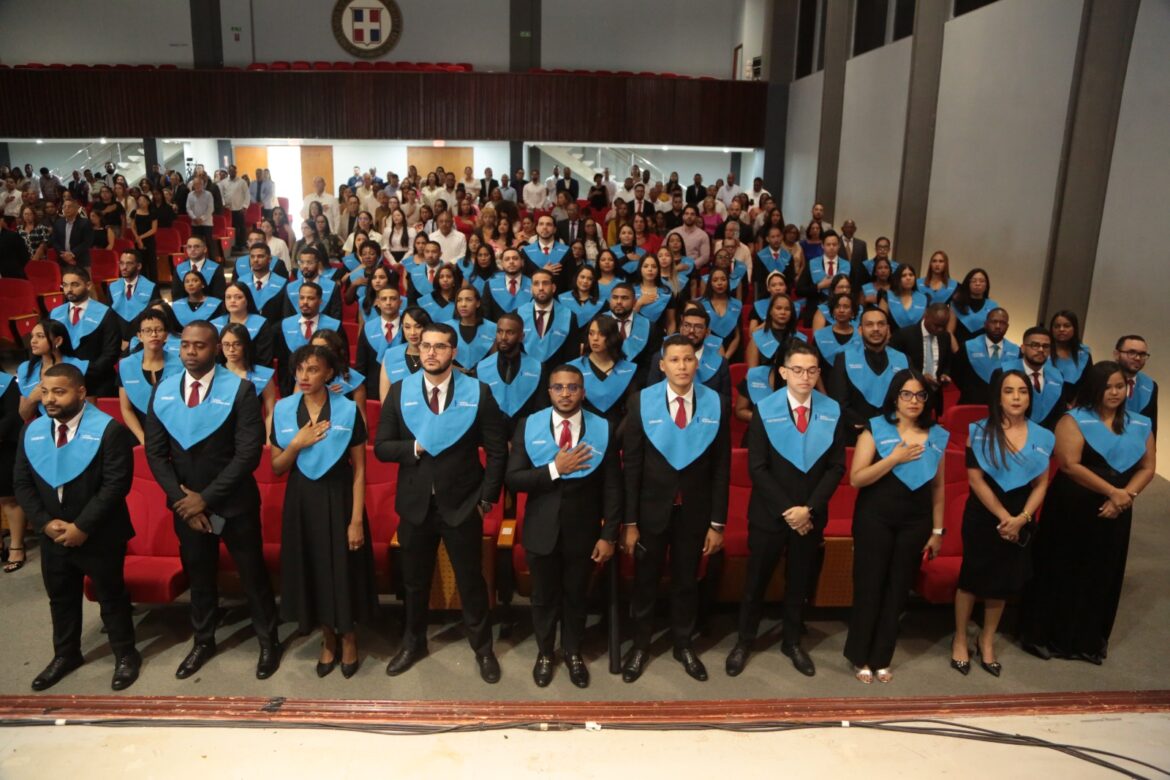 Hospital Salvador B. Gautier egresa 82 nuevos profesionales de la medicina