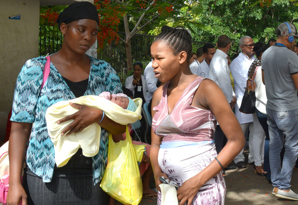 Nacimientos de parturientas haitianas en hospitales bajan del 37 % al 24 %, afirma director Materno Infantil