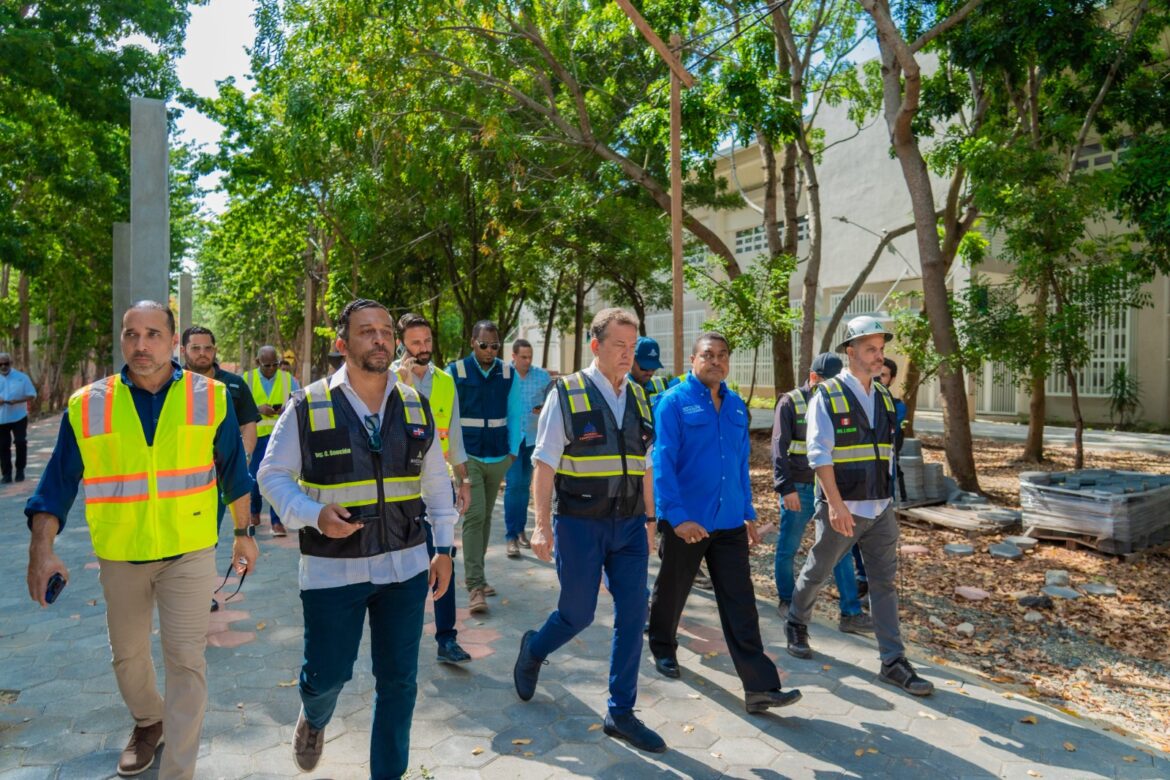 Instalaciones del Centro Olímpico están a más de un 95% de ejecución; ministro Ito Bisonó supervisa etapa final
