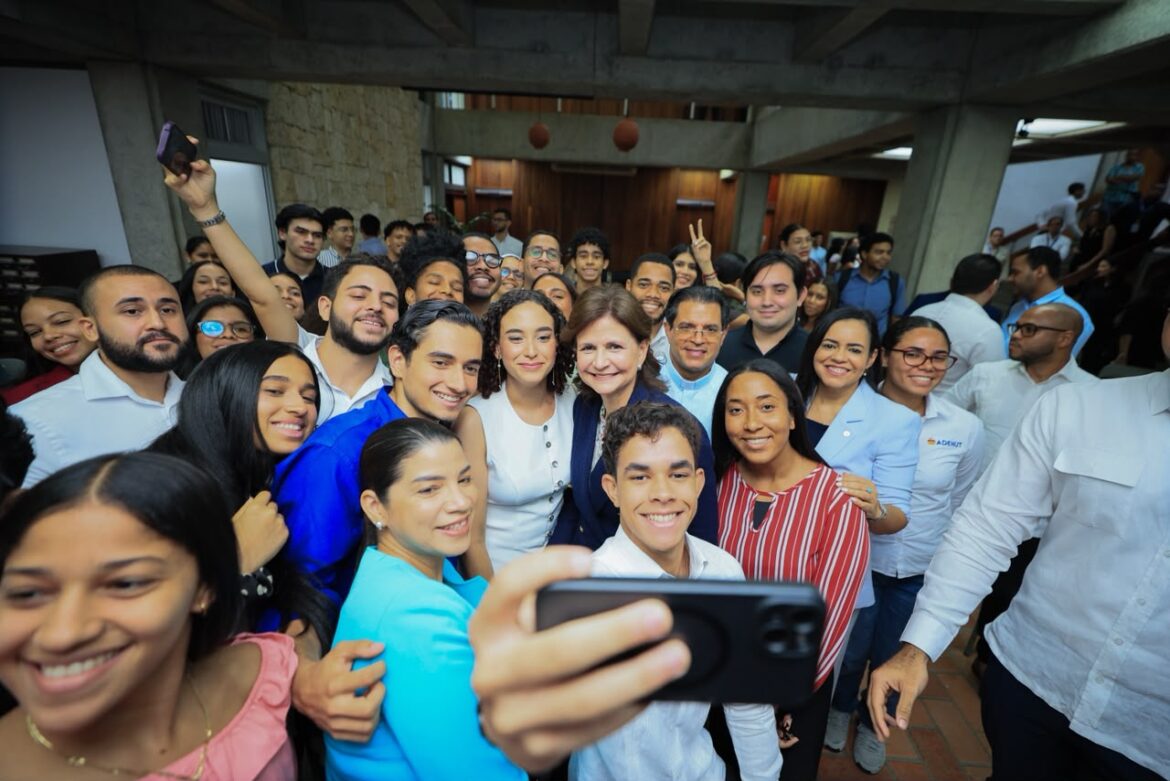 Raquel Peña invita a la juventud a ejercer un liderazgo con propósito, preparación y compromiso con el país