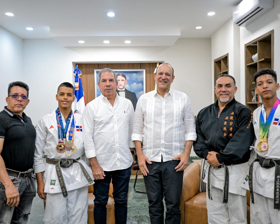 Alcalde Ulises Rodríguez apoyará a atletas de karate de Santiago que representarán al país en eventos internacionales