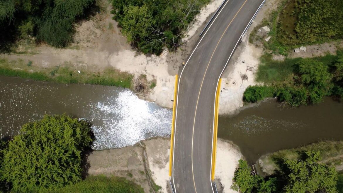 Inauguración de nueva carretera Palo Verde–Laguna Verde, en Montecristi