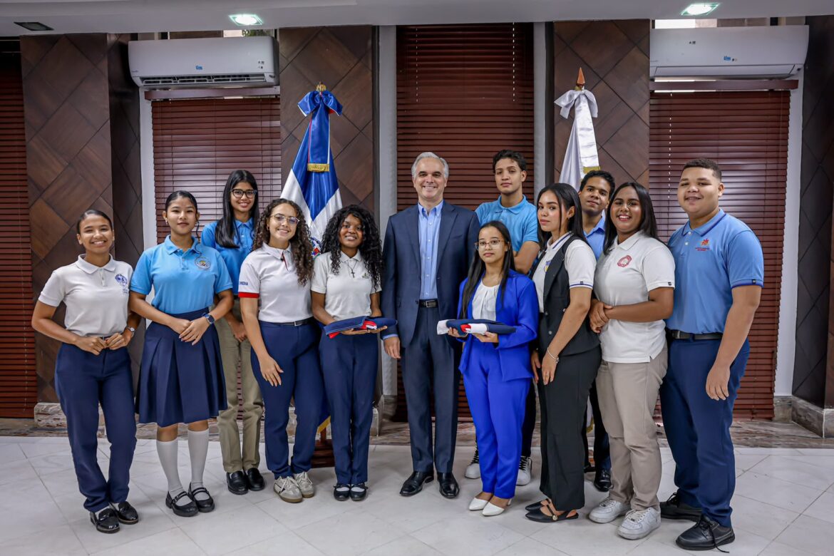 Delegación de estudiantes representará al país en Kenia y Estados Unidos en programas internacionales de liderazgo y debate º