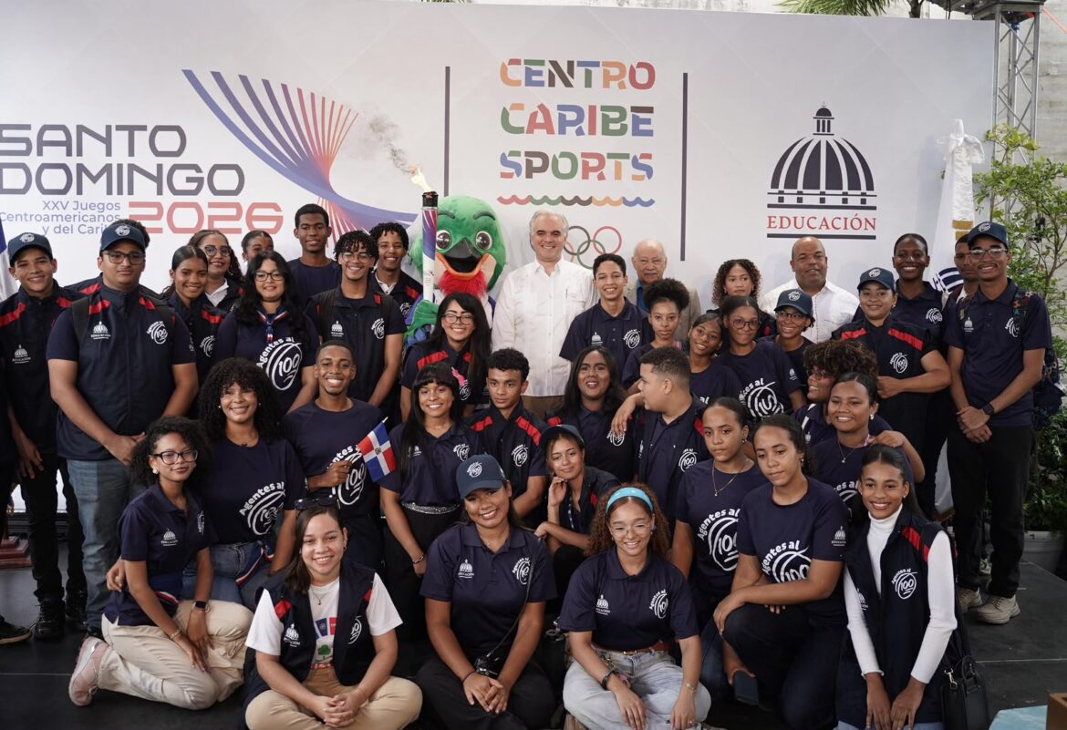 Ministro Luis Miguel De Camps recibe antorcha de los XXV Juegos Centroamericanos y del Caribe Santo Domingo 2026