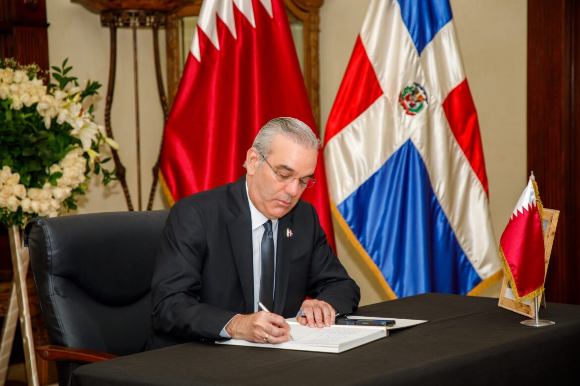 Abinader firma libro de condolencias por fallecimiento del Emir Padre de Qatar