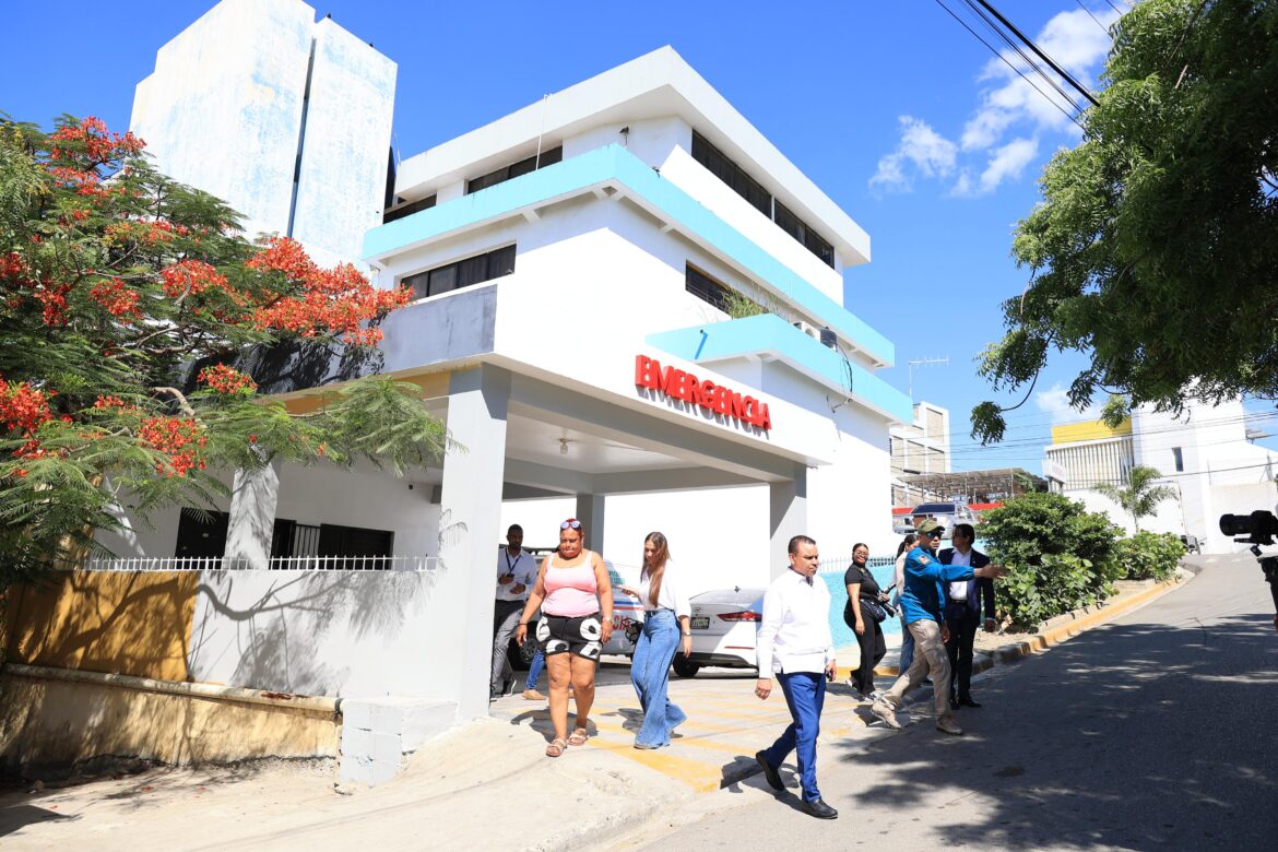 SNS anuncia inversiones tras recorridos en centros de salud de Santiago