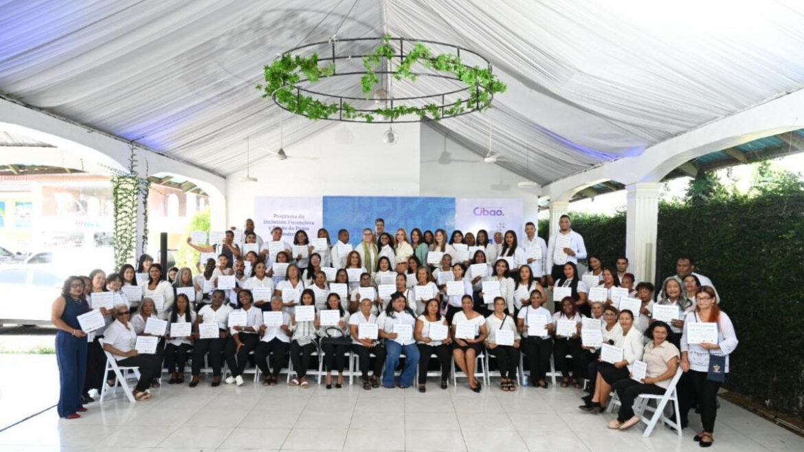 Iniciativa impulsa la inclusión financiera de cientos de familias en La Vega