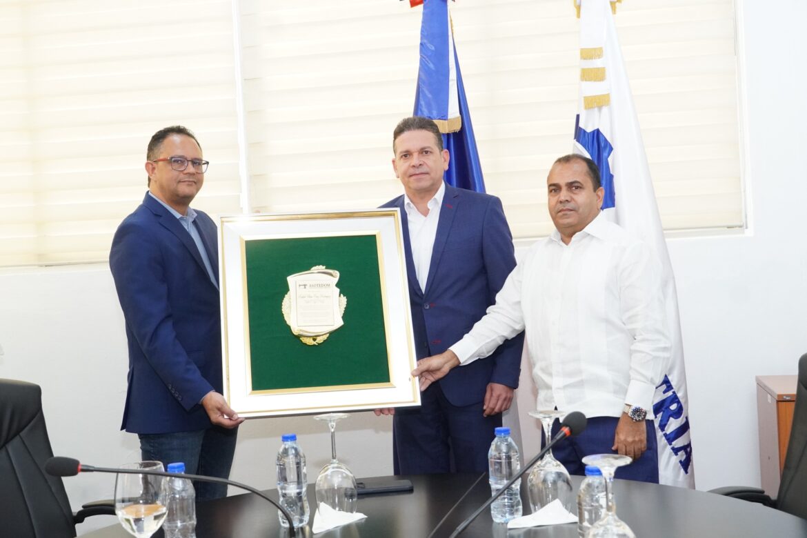 Asotedom reconoce a Rafael Cruz por sus aportes al fortalecimiento del sector textil dominicano
