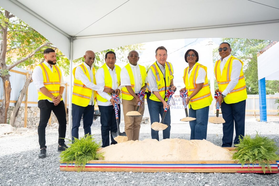 Ministro Bisonó inicia construcción de la Iglesia San Juan Pablo II en Bávaro
