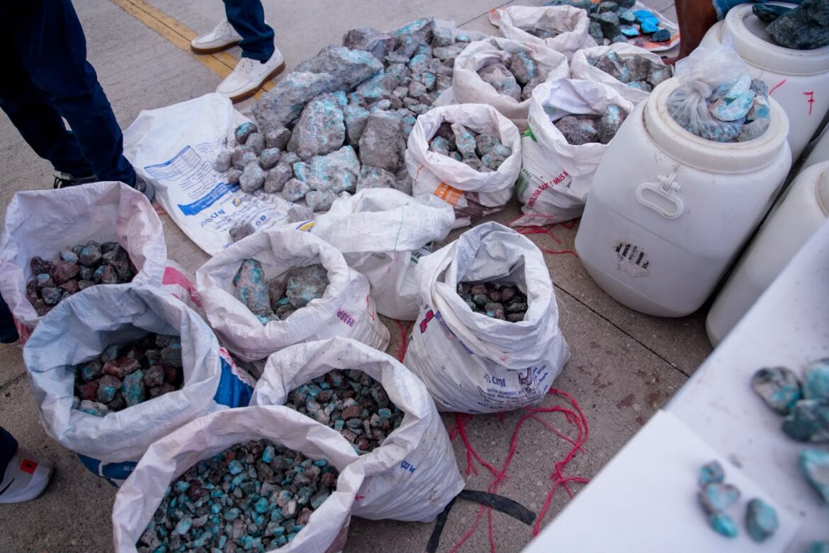 Primera feria de venta directa de larimar reúne oferta de 15,000 libras en Barahona