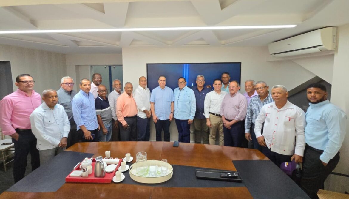 Exministros y exdirectores agropecuarios de Danilo Medina se suman a Francisco Javier García