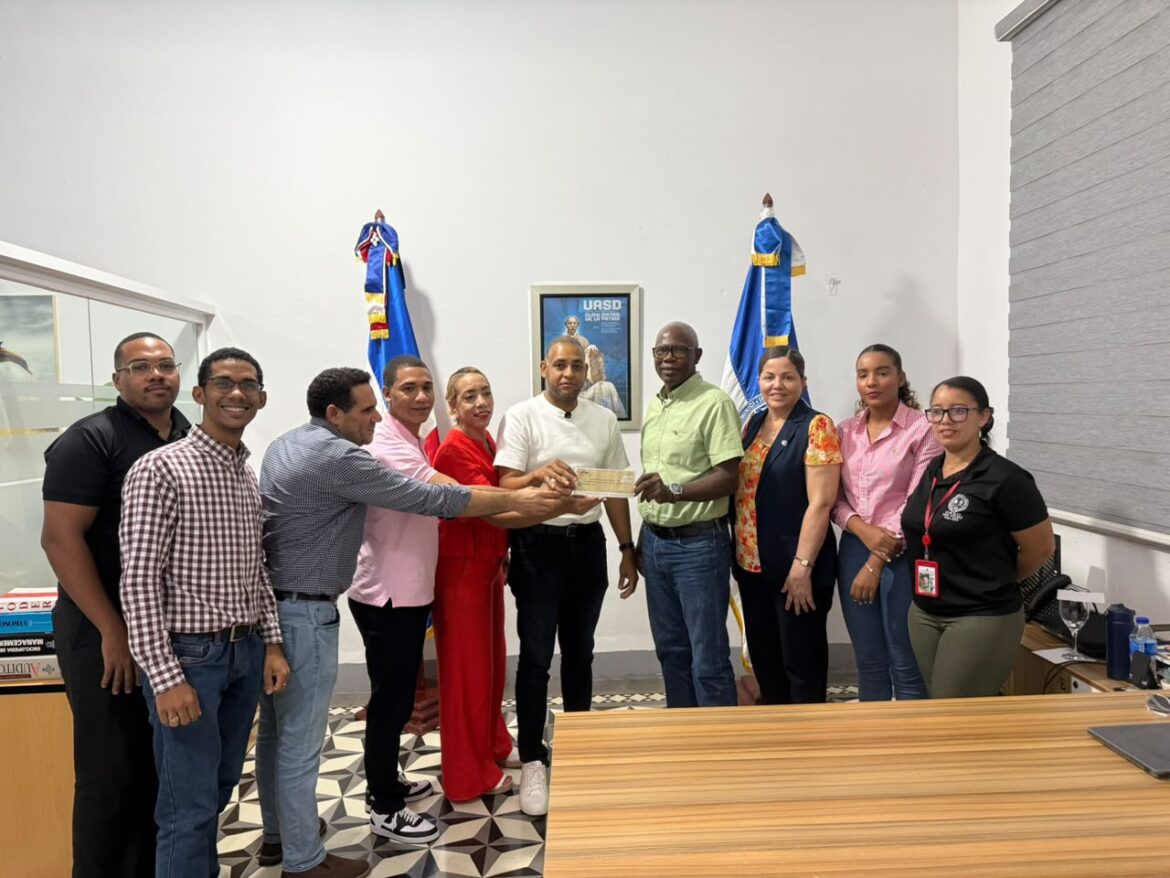 Alcalde Rafa Ortiz entrega RD$260 mil a UASD para habilitación de Centro de Primera Infancia