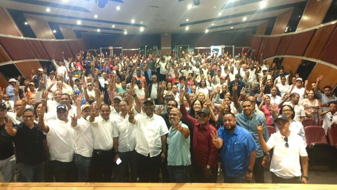 Proyecto presidencial Wellington Arnaud 2028 capacita equipo de la Línea Noroeste