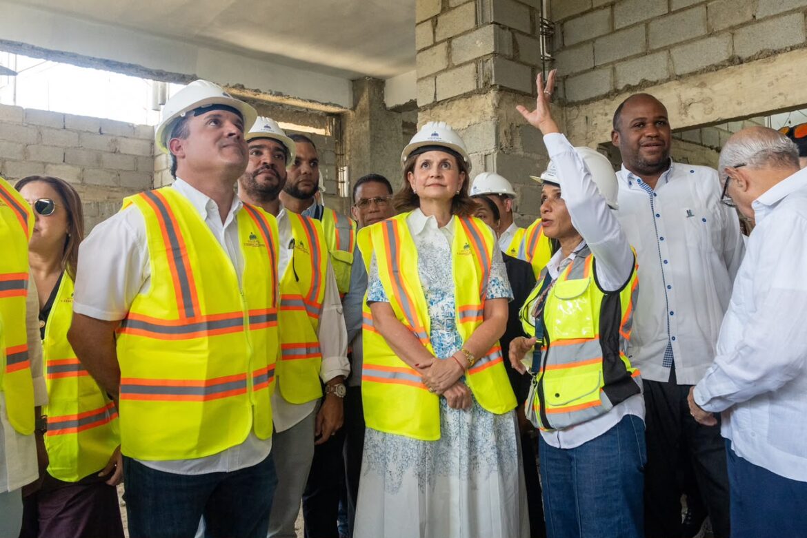 Vicepresidenta Raquel Peña supervisa construcción del Hospital Traumatológico Luis L. Bogaert en Mao