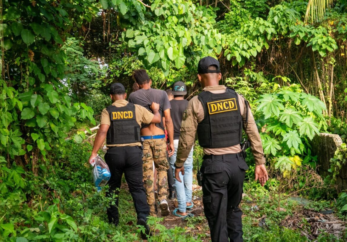 DNCD desmantela puntos de drogas en La Vega y arresta a dos hombres tras intercambio de disparos