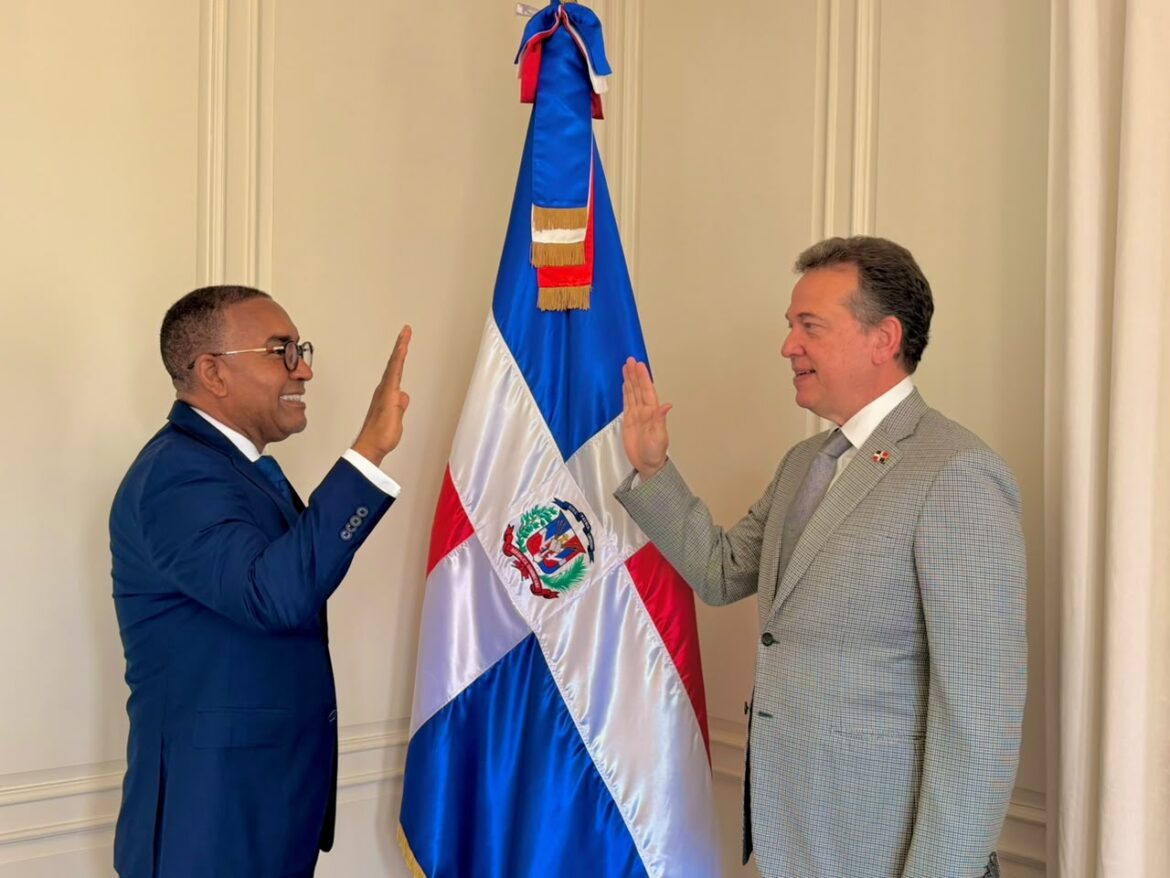 Canciller de la República, Víctor (Ito) Bisonó juramentando a Víctor Pichardo como Cónsul en Mayagüez.