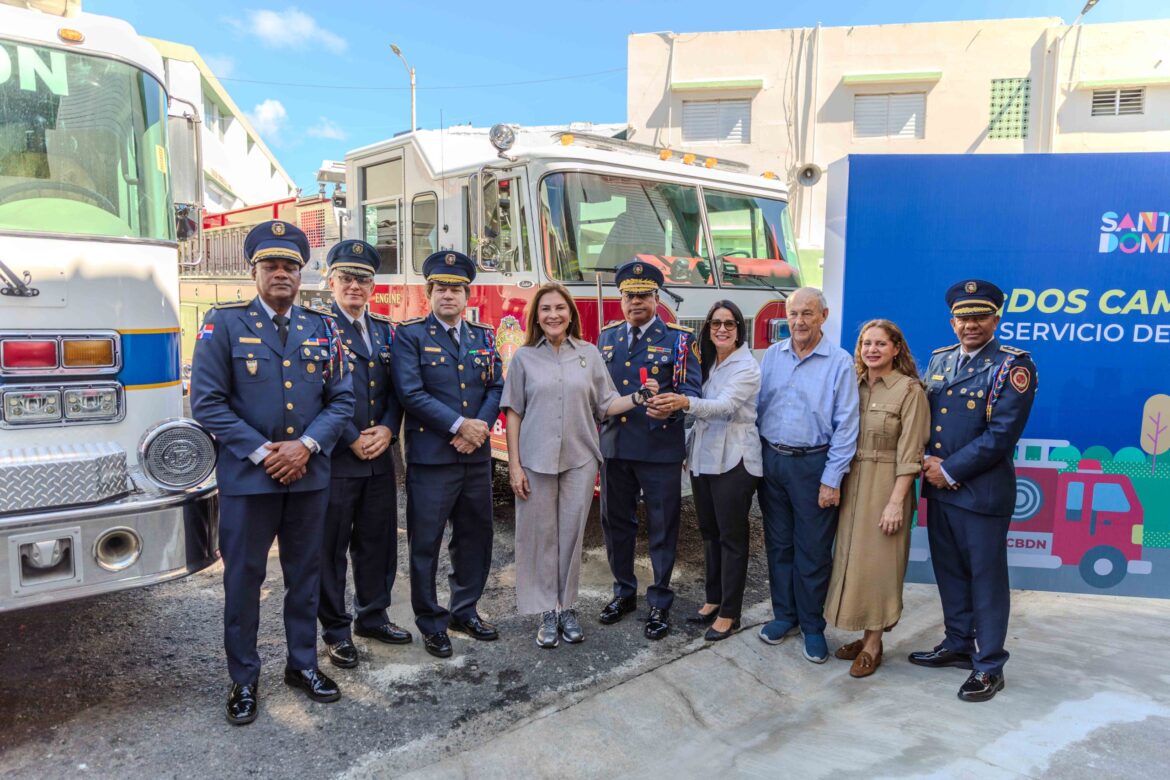 Carolina Mejía entrega dos camiones para reforzar capacidad de Bomberos del Distrito Nacional